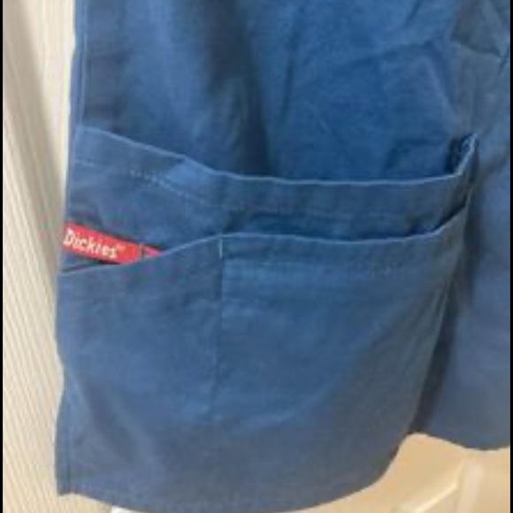 WOMANS M Dickies Scrub Top Size Medium  V Neck Short Sleeve Cotton Blend NEW - Picture 3 of 5